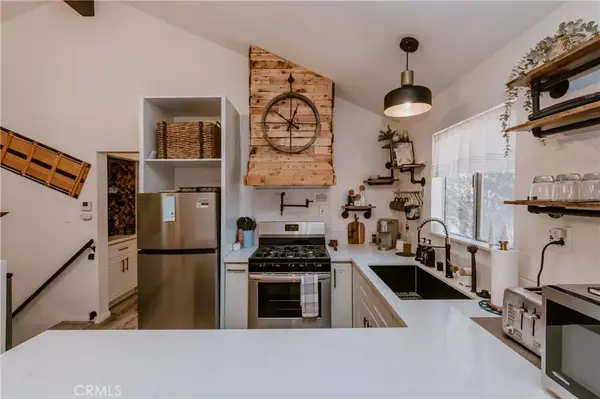 Running Springs, CA 92382,33067 Robin Lane