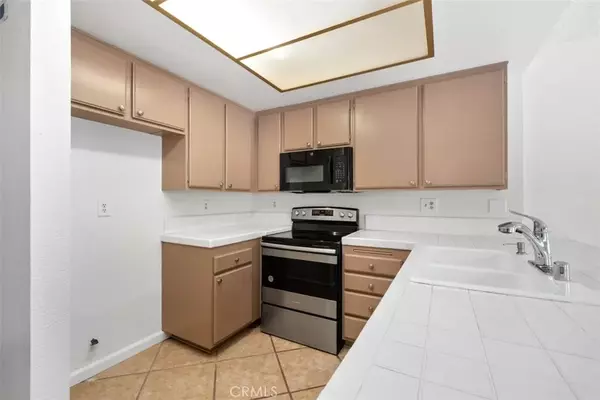 Fullerton, CA 92833,947 Creekside Drive #121
