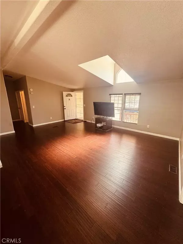 Anaheim, CA 92807,5815 E La Palma #224