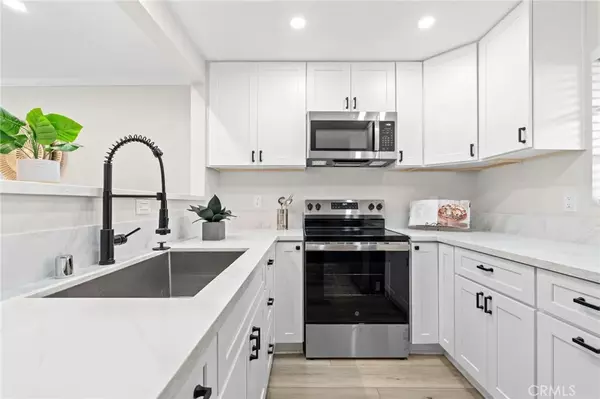 La Jolla, CA 92037,8870 Villa La Jolla Drive #210