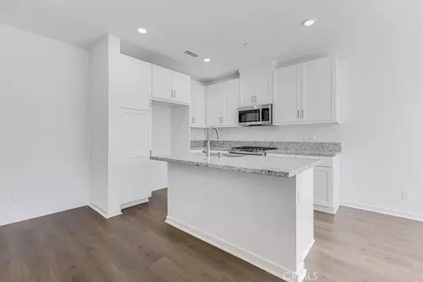 Ontario, CA 91764,980 N Tangent Privado #303