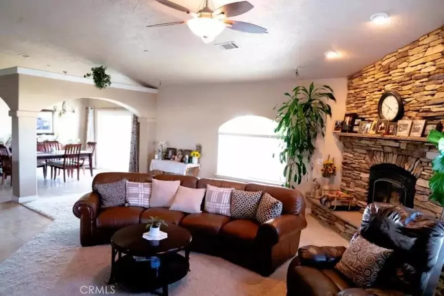 12720 Farmington Street, Oak Hills, CA 92344