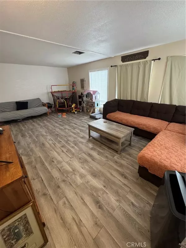 Wildomar, CA 92595,33020 Robert