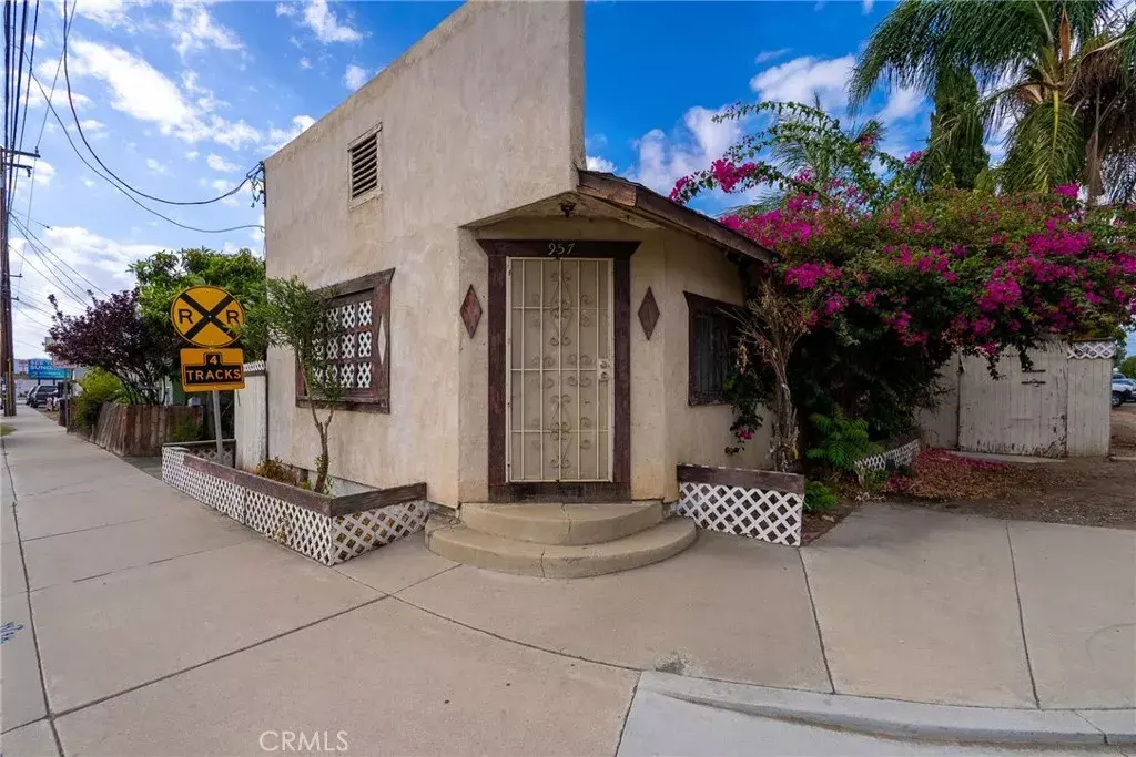 Riverside, CA 92507,957 Center Street