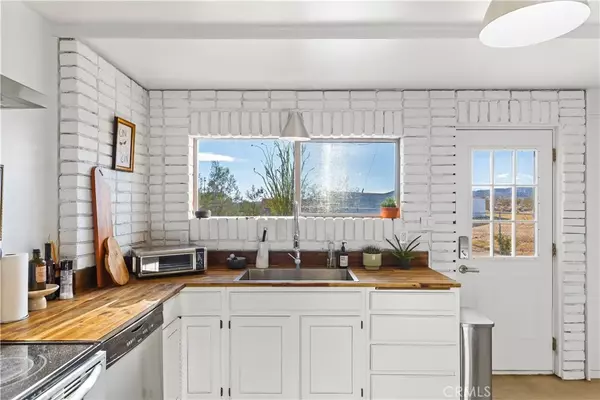 Landers, CA 92285,60611 Birdie Ln