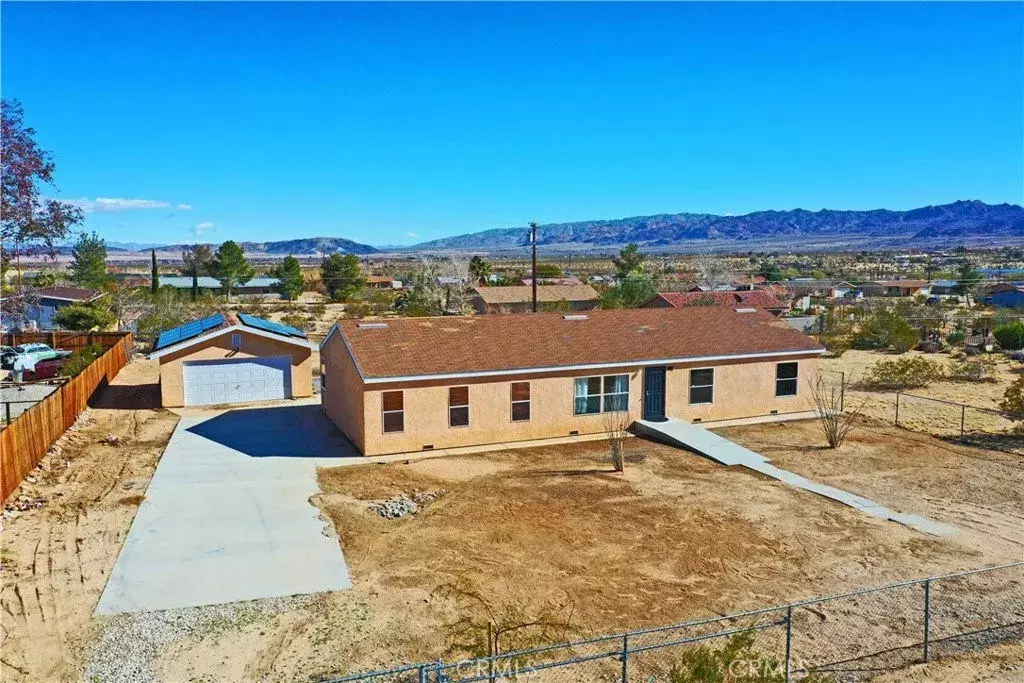 Joshua Tree, CA 92252,4773 Avenida La Flora Desierta