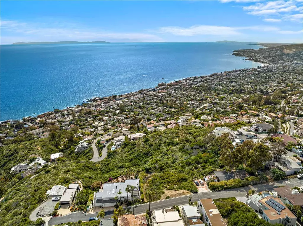 Laguna Beach, CA 92651,935 Baja