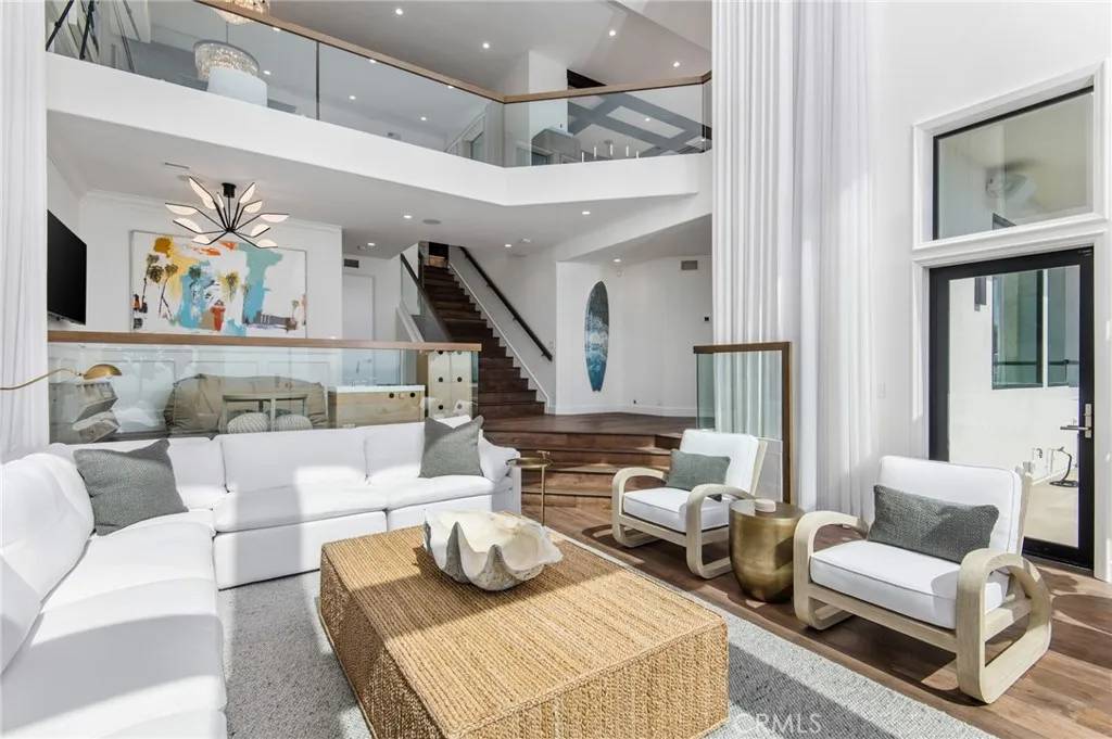 Laguna Beach, CA 92651,2492 Glenneyre Street