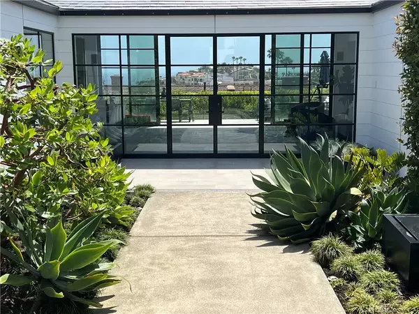 Laguna Beach, CA 92651,809 Emerald Bay