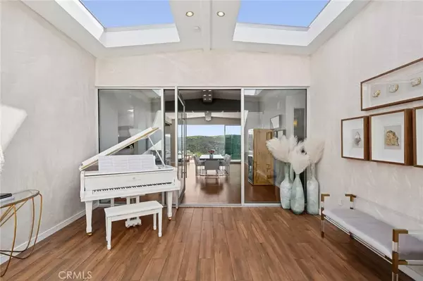Laguna Beach, CA 92651,2085 Temple Hills Drive
