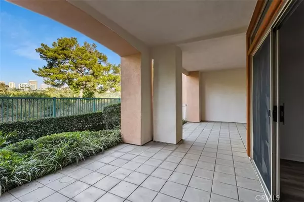 Newport Beach, CA 92660,320 Villa Point