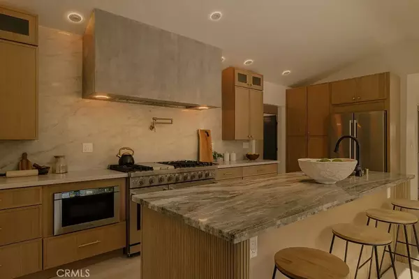 Los Angeles, CA 90004,584 N Plymouth Boulevard