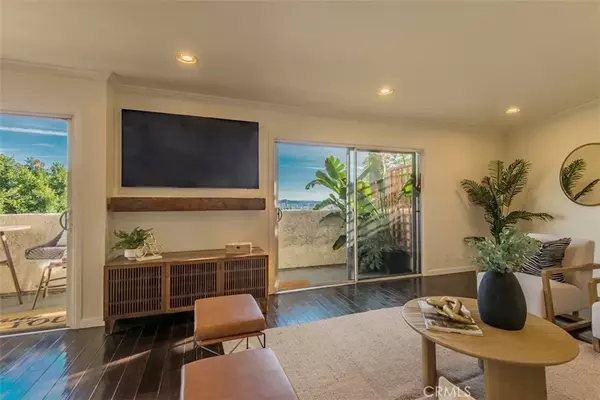 West Hollywood, CA 90069,8400 De Longpre Avenue #215