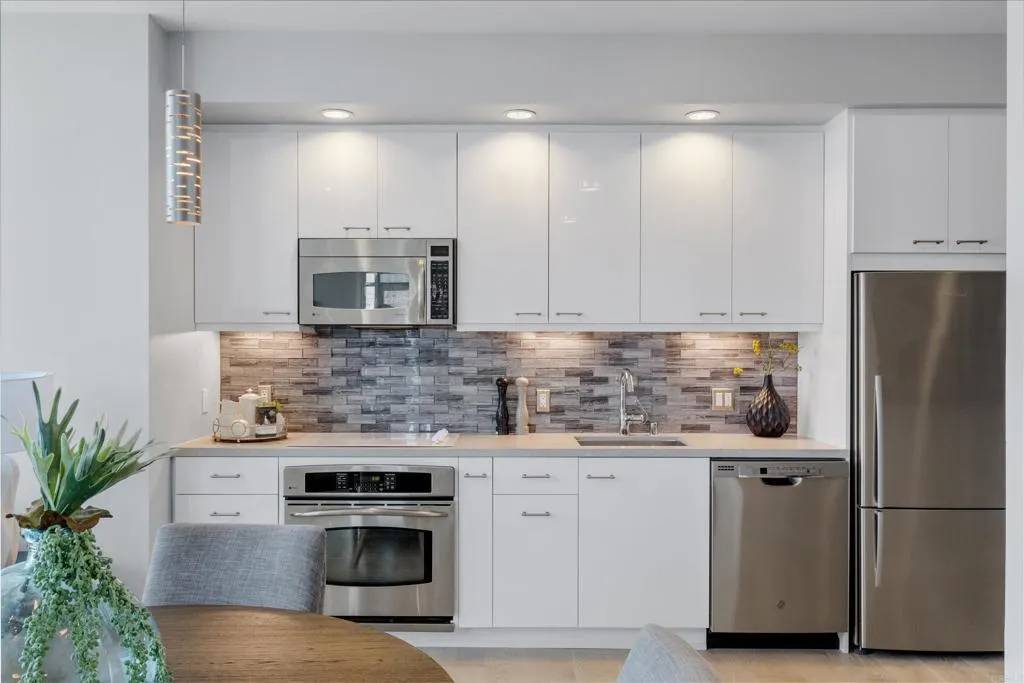 San Diego, CA 92101,575 6th Avenue ##1104
