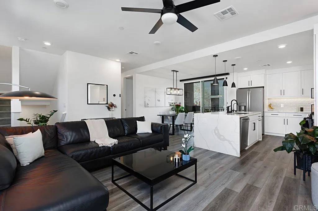 Carlsbad, CA 92008,725 Oak Avenue