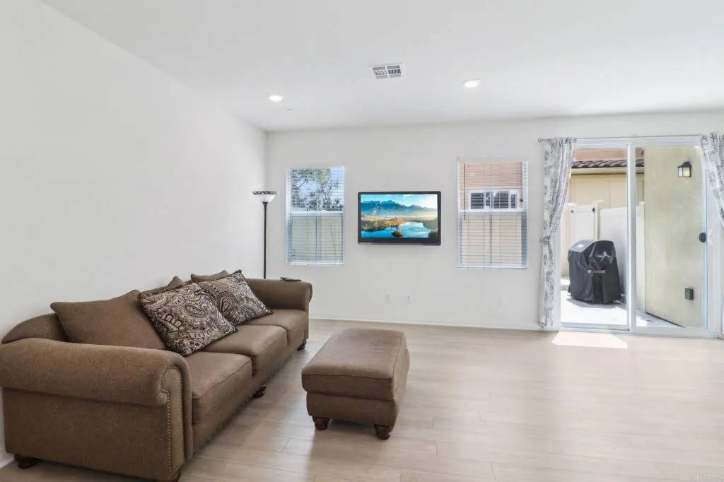 Vista, CA 92083,1338 Mesquite Dr