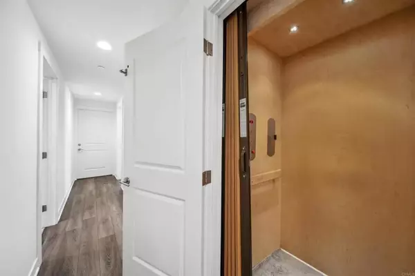 Oceanside, CA 92054,502 S Cleveland Street #3