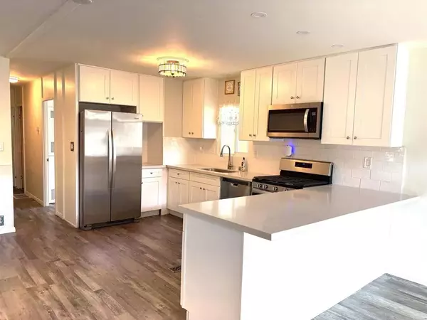 Escondido, CA 92026,8975 LAWRENCE WELK DR. #97