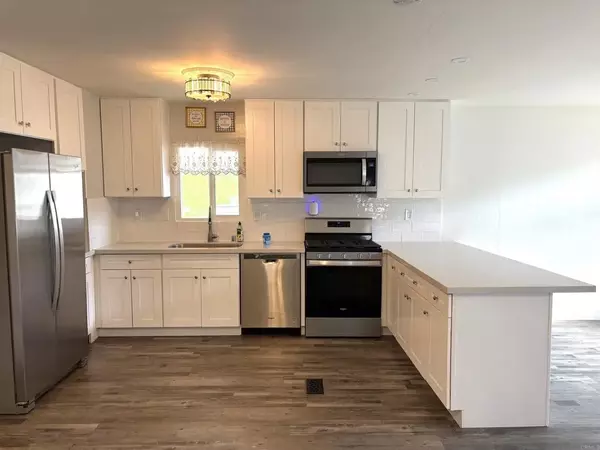 Escondido, CA 92026,8975 LAWRENCE WELK DR. #97