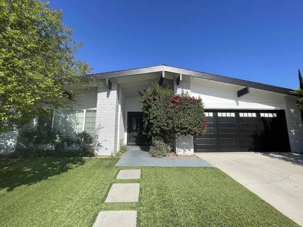 6860 Whitaker Avenue, Lake Balboa, CA 91406