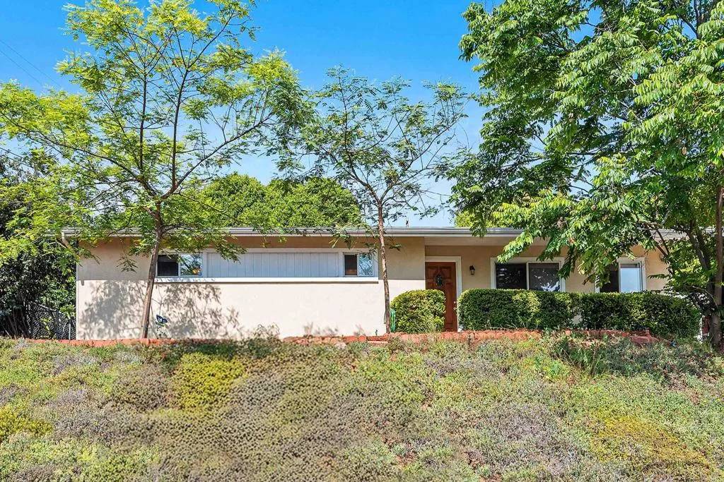 1037 Lonsdale Dr, Vista, CA 92084