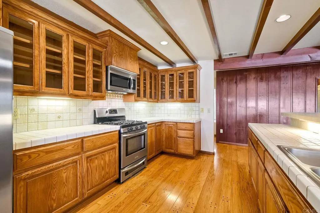 Vista, CA 92083,933 Maryland Drive