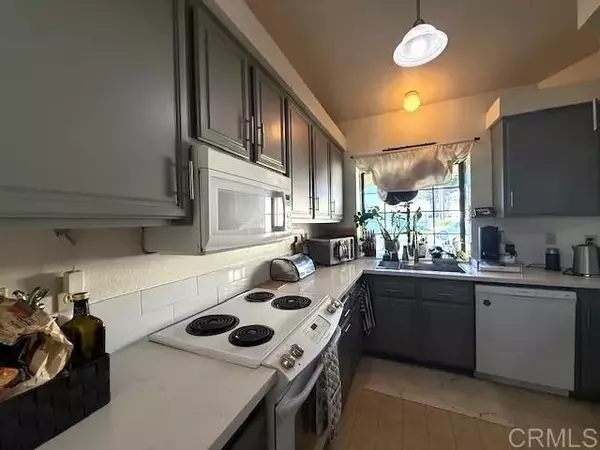 Vista, CA 92081,911 Concord Court