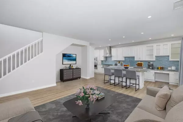 San Diego, CA 92123,9753 W Canyon #4