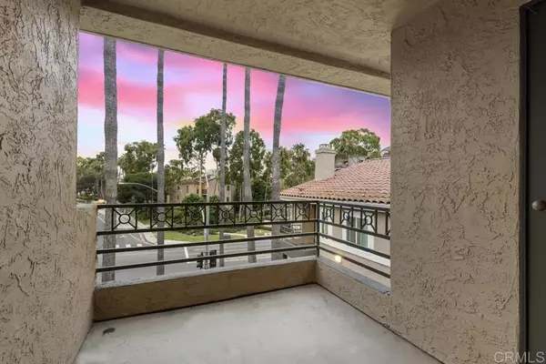 San Diego, CA 92122,7565 Charmant Dr #512