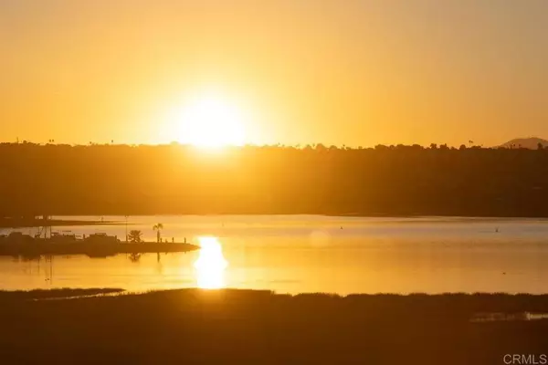 San Diego, CA 92109,4015 Crown Point Drive #308