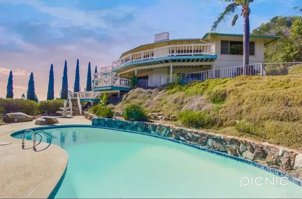 El Cajon, CA 92020,11183 Rolling Hills Drive