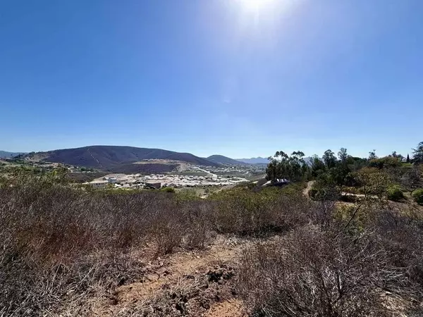 1 Esplendido Ave, Vista, CA 92084
