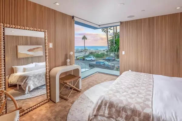 Encinitas, CA 92024,239 4th St