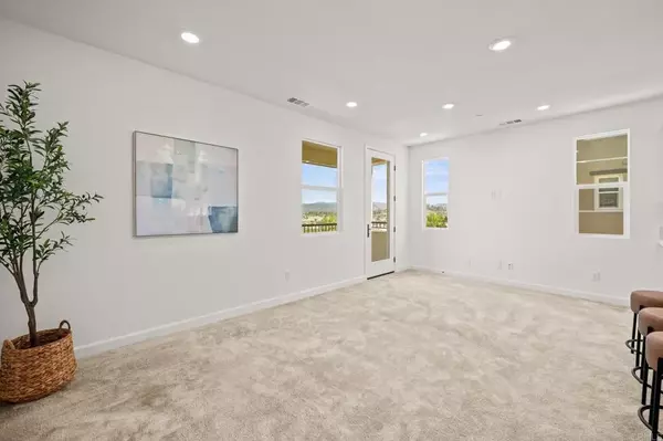 San Marcos, CA 92078,1229 Sunrise #104