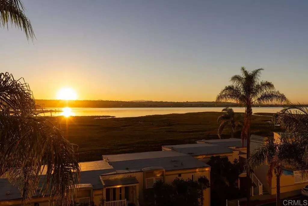 San Diego, CA 92109,4015 Crown Point Drive #308