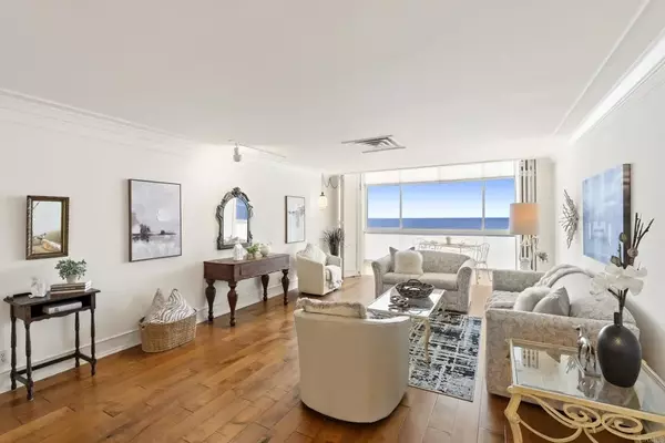 La Jolla, CA 92037,939 Coast Boulevard #4C