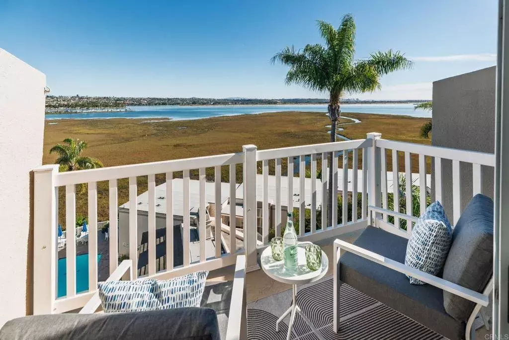 San Diego, CA 92109,3991 Crown Point Drive #P13