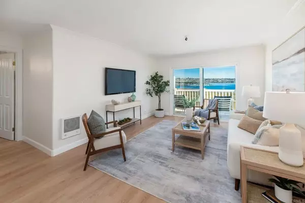 San Diego, CA 92109,3991 Crown Point Drive #P13