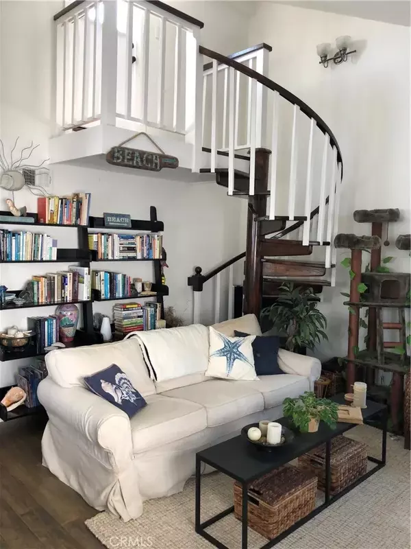 Corona Del Mar, CA 92625,616 Begonia