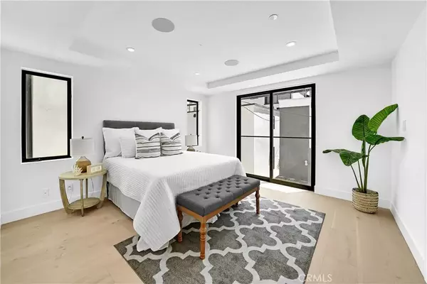 Corona Del Mar, CA 92625,712 Iris