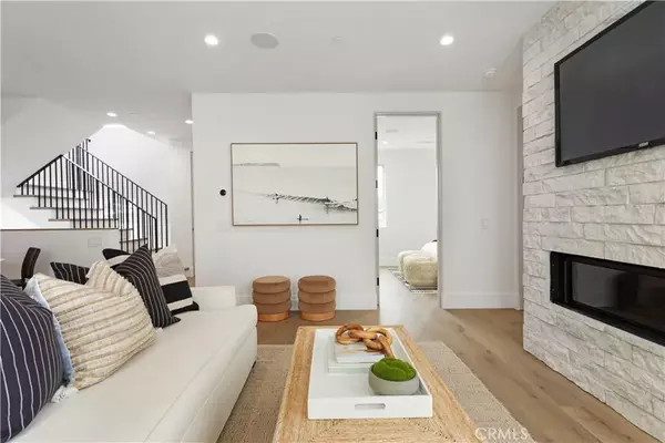 Corona Del Mar, CA 92625,715 Narcissus Avenue