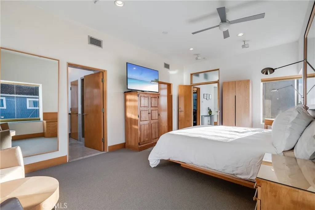 Newport Beach, CA 92662,512 S Bay Front