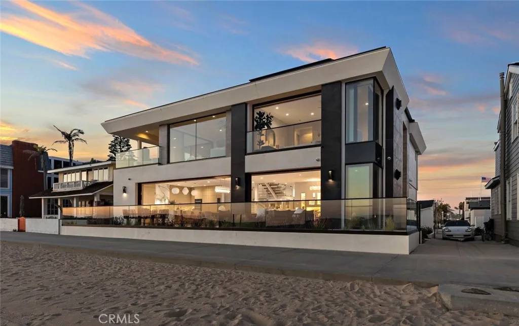 Newport Beach, CA 92661,706 W Oceanfront