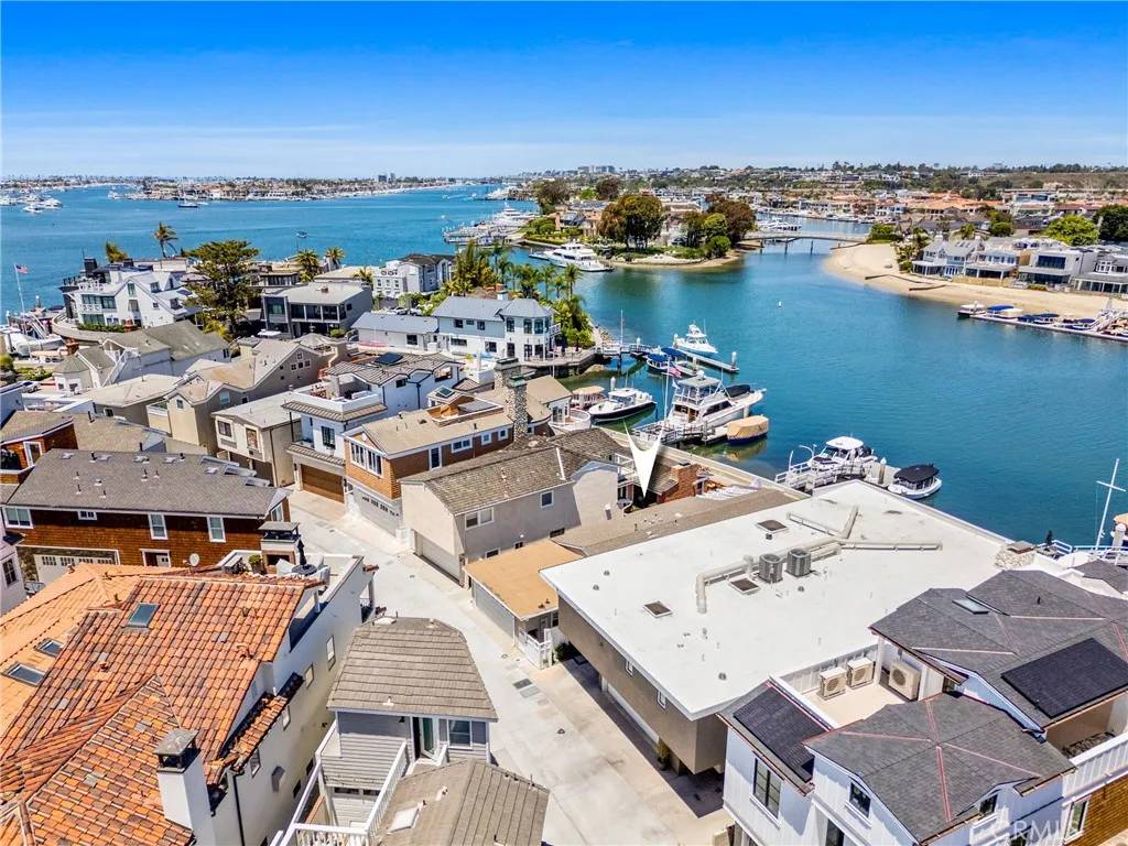 Newport Beach, CA 92662,129 N Bay Front