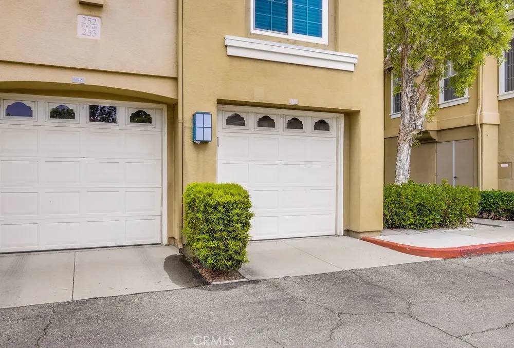 Tustin, CA 92782,253 Gallery Way