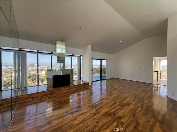 Newport Beach, CA 92663,270 Cagney Lane #311