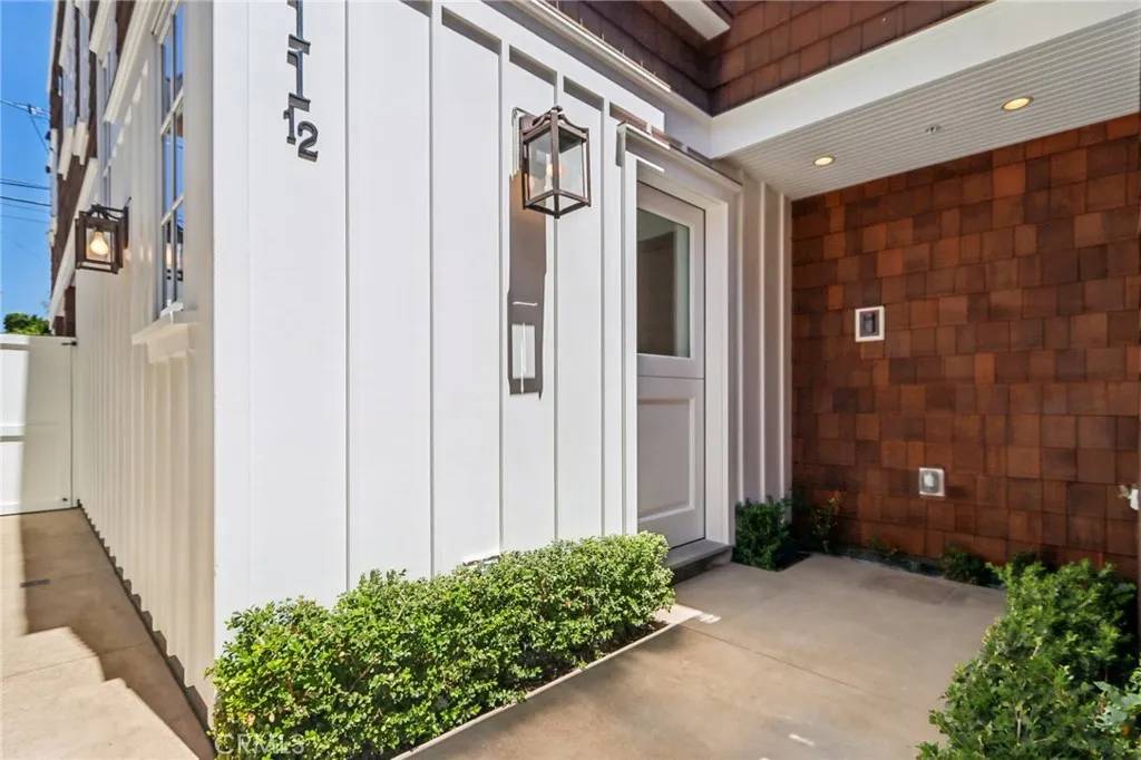 Corona Del Mar, CA 92625,611 Marigold Avenue ##B