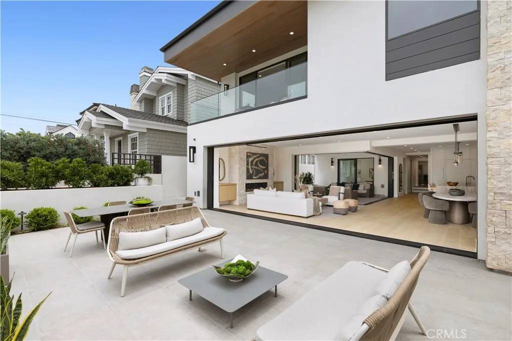 Corona Del Mar, CA 92625,516 Larkspur Avenue