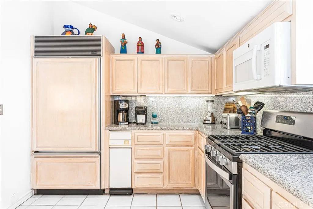 Newport Beach, CA 92663,1720 W Oceanfront #B