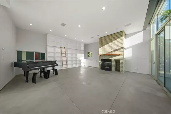 Newport Beach, CA 92663,519 Santa Ana